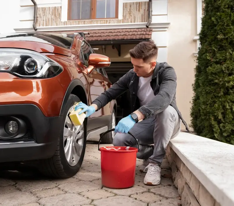 Lavage auto à domicile Marcey-les-Grèves : professionnel intervenant sur un véhicule